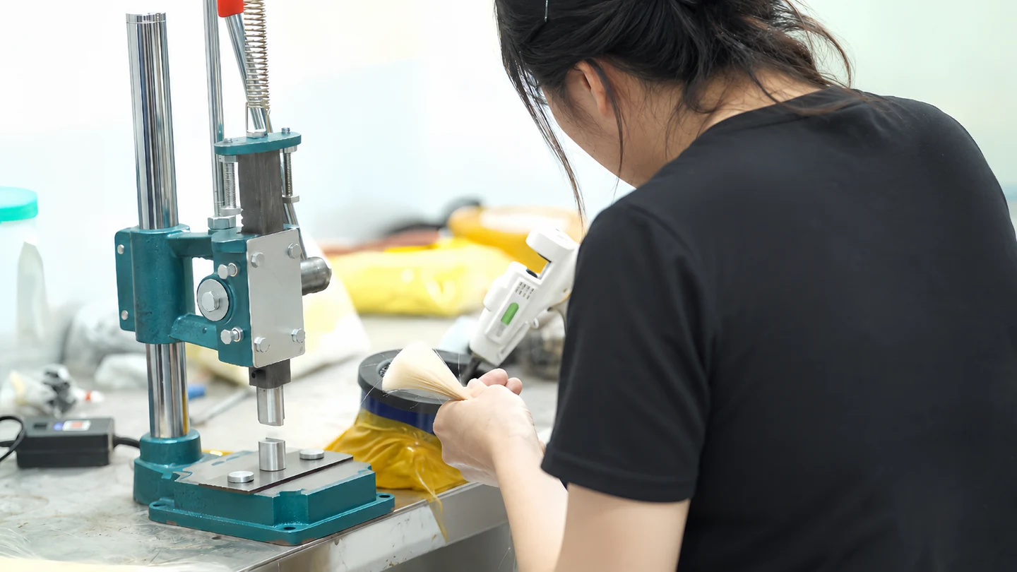 Epoche worker forming keratin bonds for human hair extensions during production